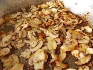 Картофельные зразы с грибной начинкой.Ингредиенты:Для картофельного теста: 5-7 средних картофелин; 1 ... - 2