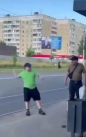 «Мне по*уй!». Девушка из Костромы шла по улице, когда увидела, как маленький мальчик пытается ...