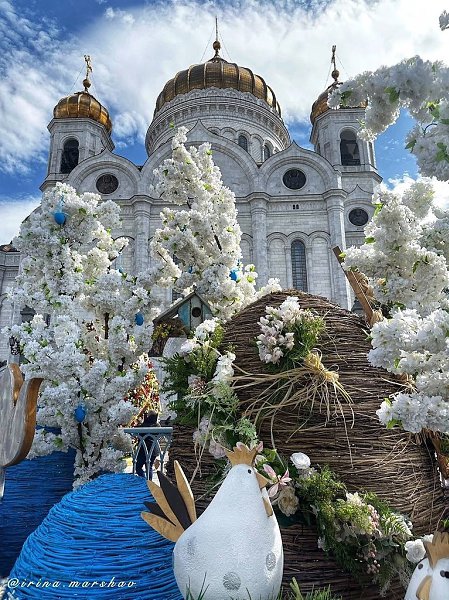 Красивые пасхальные декорации у храма Христа Спасителя. Фото: Irina Marshav - 3