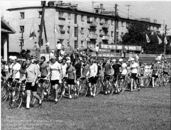 1981 год. Калинин. Участники велогонки на стадионе "Планета".