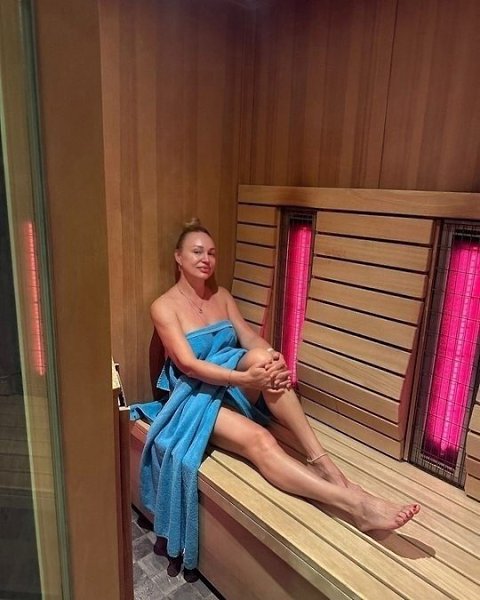 49-летняя Алла Довлатова показала фигуру после пластики и похудения.Ведущая позировала в бикини на ... - 2
