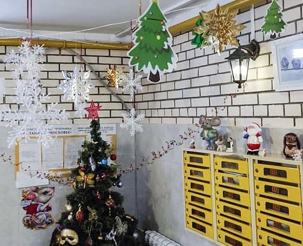 Москвичам грозят штрафы до 15 тысяч рублей за украшение подъездов без согласия соседей. Москвичи, ...