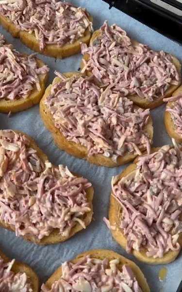 Когда хочется быстро и вкусно перекусить, я готовлю ЭТО.Понадобится: • варёная колбаса • сыр ... - 5