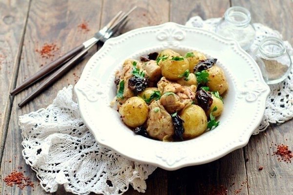 Молодой картофель с курицей и черносливом в духовке.Ингредиенты:- Молодой картофель – 500 г.- ...