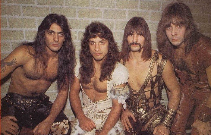 12  1952 . -    (   ) ,  . " Manowar " .