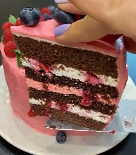 Эффектный , вкусный торт «Чёрный лес». Можно такой сделать на детский др. Влажные шоколадные коржи ... - 2