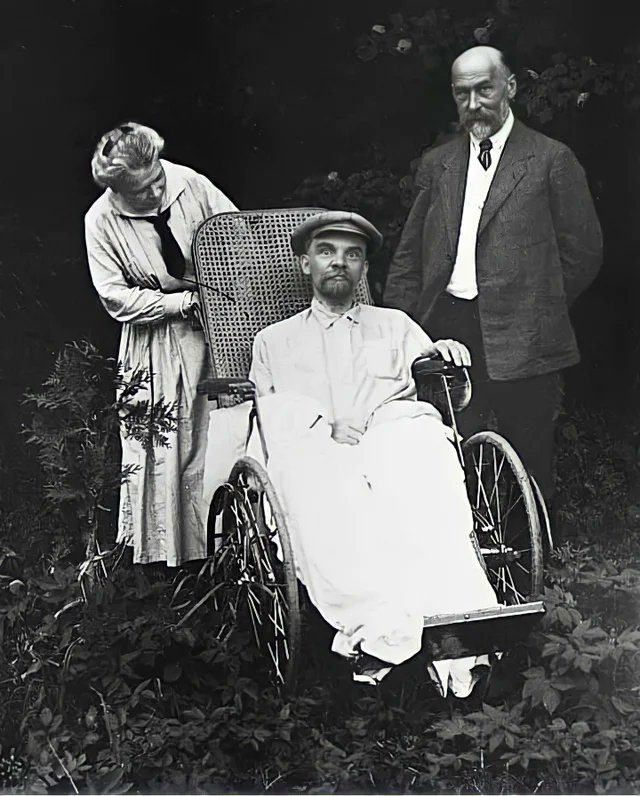 Последняя фотография В. И. Ленина, май 1923 года.