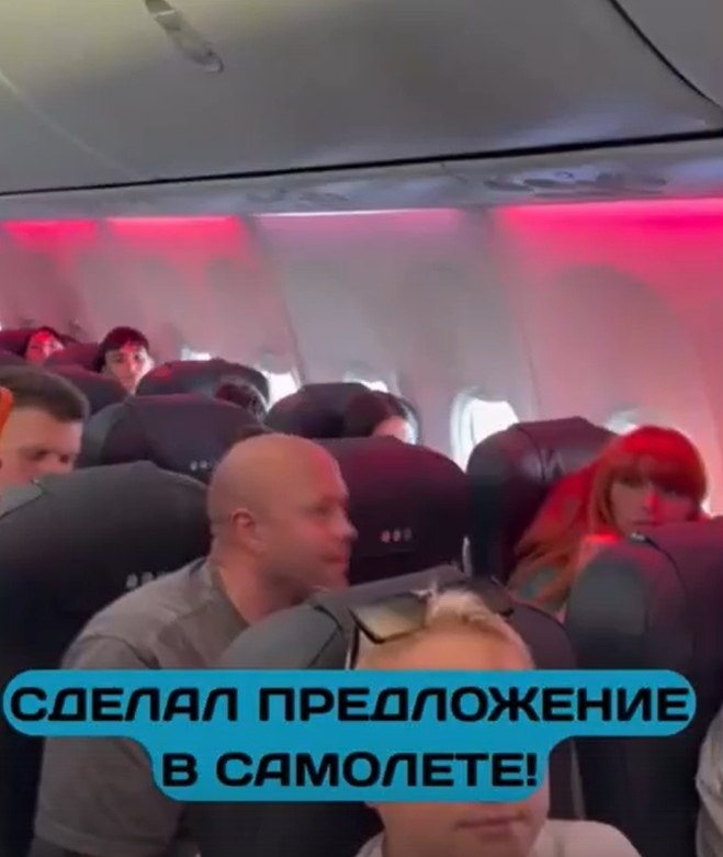 «Возлюбленную вытянули из кресла: романтика или публичное давление?».Мужчина сделал предложение ...