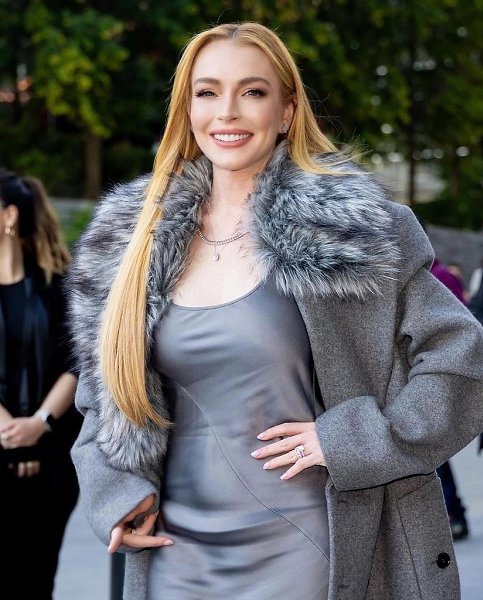 «ВОЗВРАЩЕНИЕ ИКОНЫ»: Линдси Лохан поразила всех на показе Michael Kors! Актриса сидела рядом с Анной ...