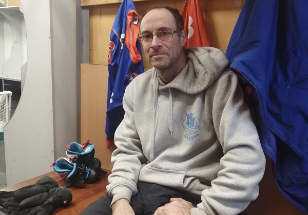 Канадец построил хоккейную коробку под Красноярском и пускает всех бесплатно. Мэтью Бэрри из Канады ...
