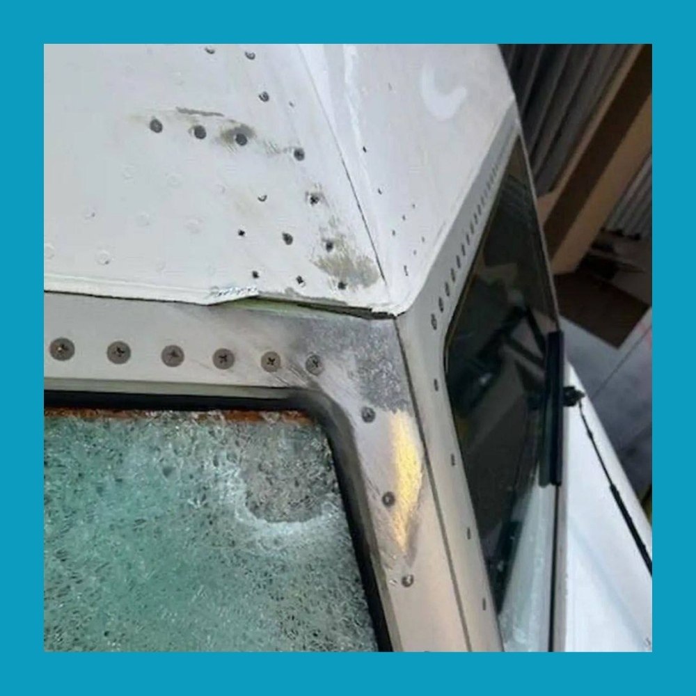 Метеорит пробил лобовое стекло самолёта на высоте 11 км! Неизвестный объект пробил лобовое стекло ... - 2