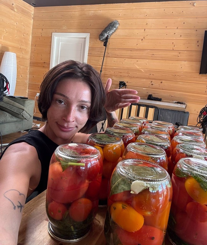 Настя Ивлеева продолжает играть в