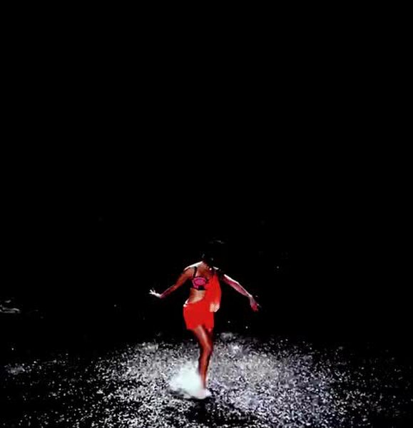 По воде шагаю я. Женщина Танцующая под дождем. Танцы девушек. Девушка танцует гиф. Танец с водой.
